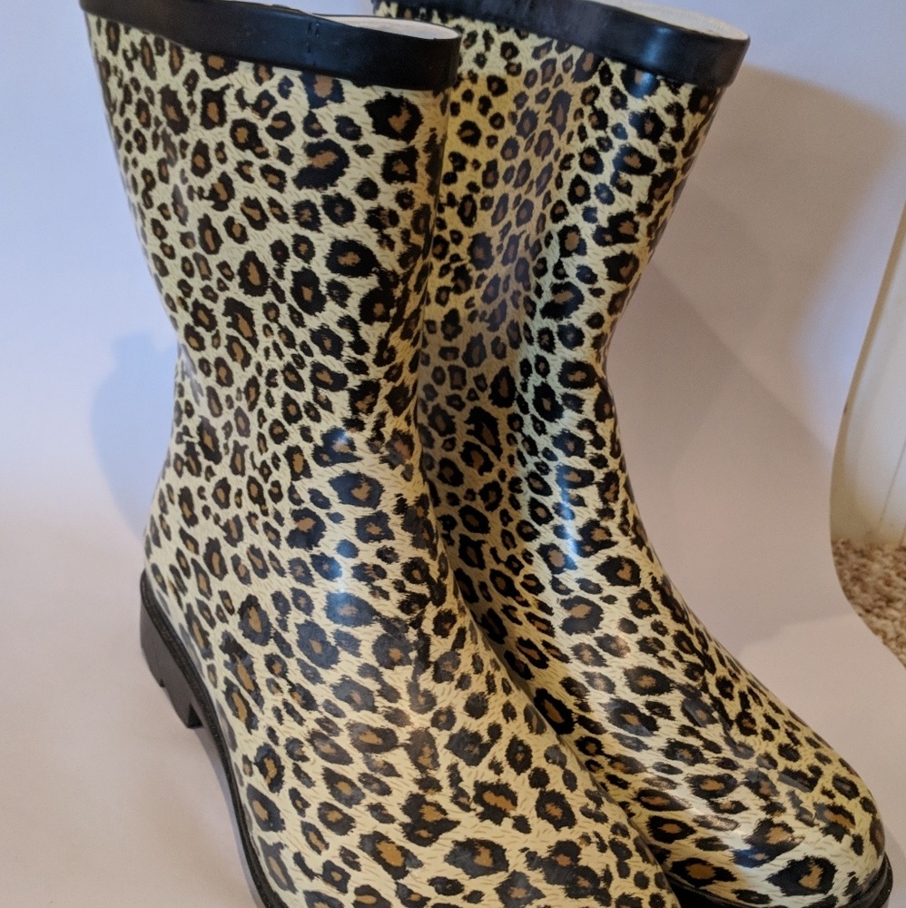 Brand new sise 9 women rain boots